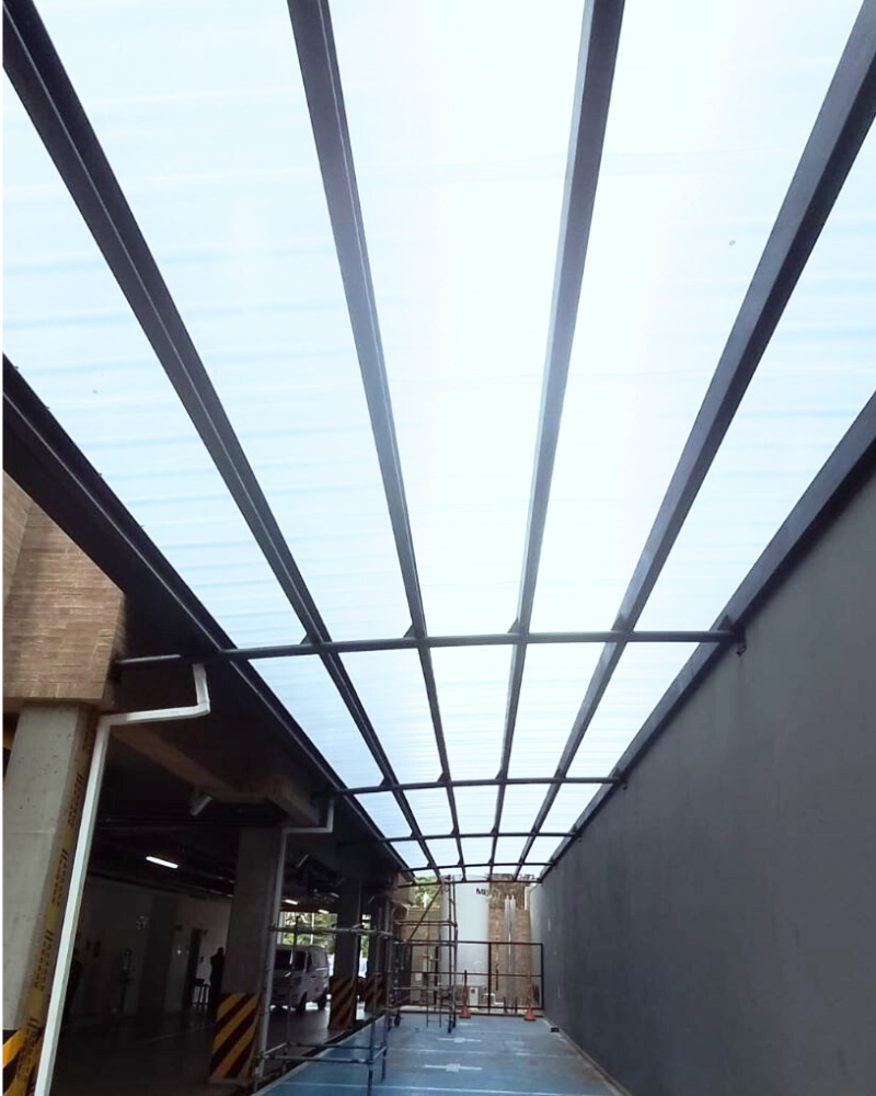 ACOMEQ instalación de cubierta en parqueadero de ambulancias.