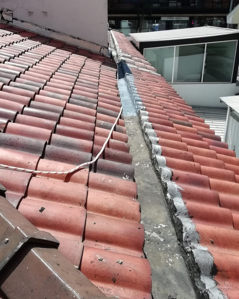 ACOMEQ Filtraciones de agua tejado mostradas en sitio-CAS CALLE 90