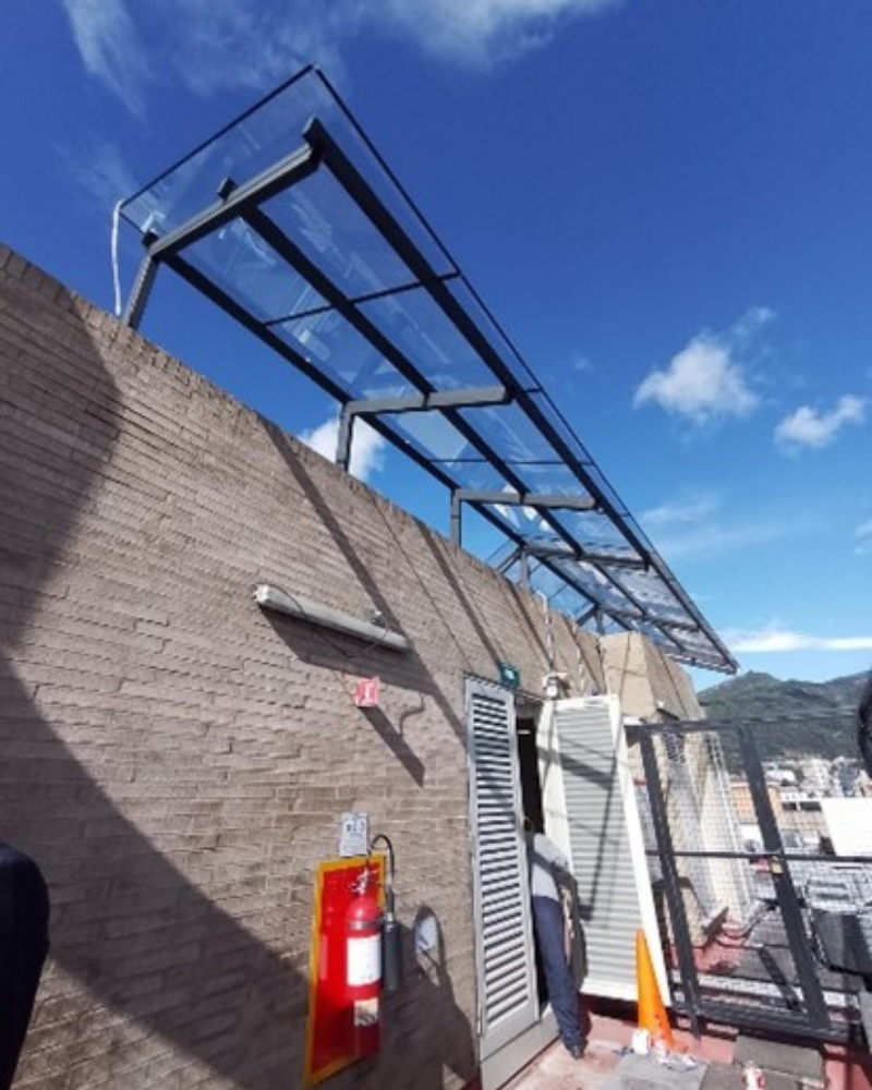ACOMEQ Prolongación cubierta en estructura metálica y vidrio.